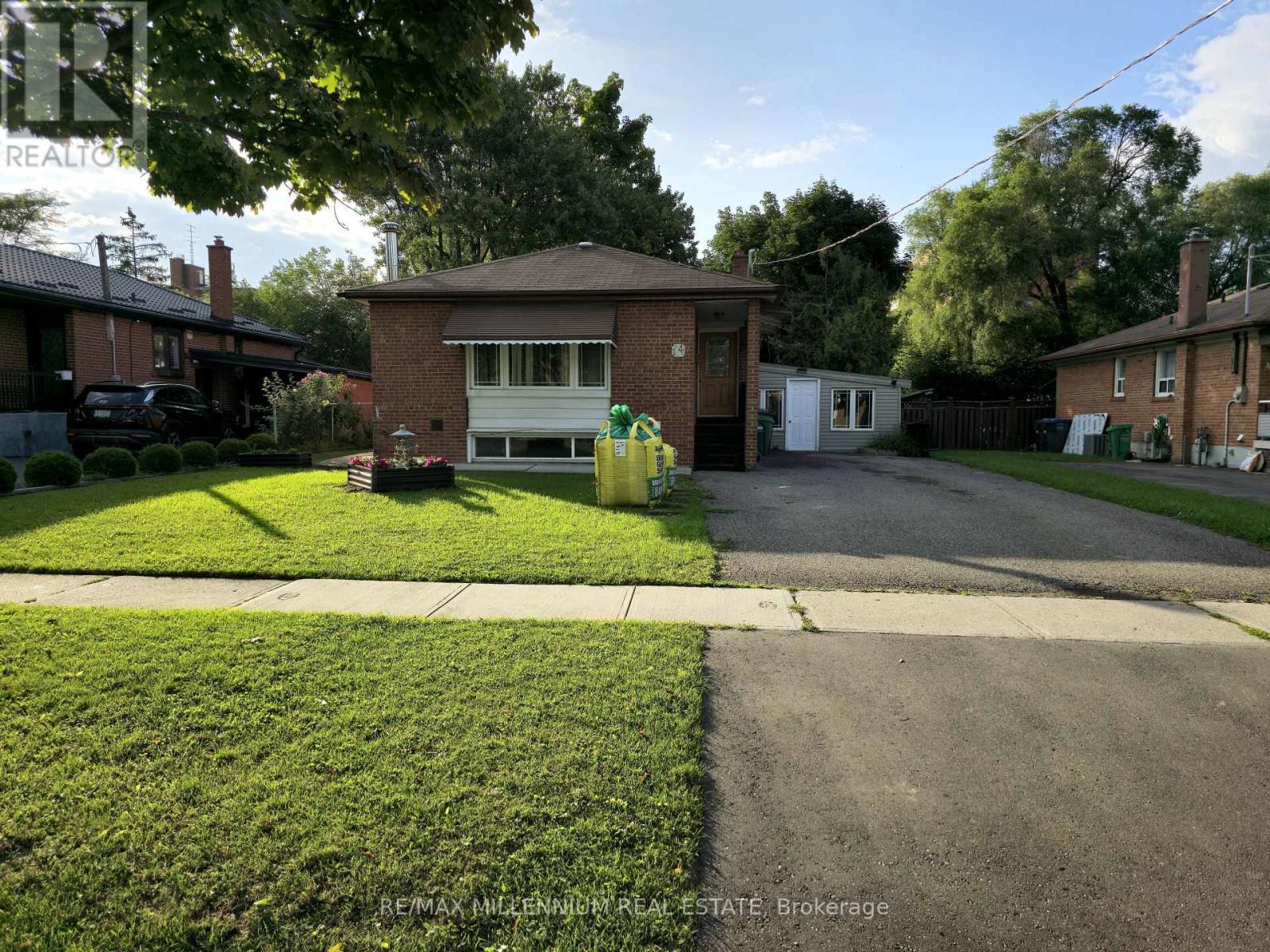Photo 7 of 14 Charles Street, Brampton ON