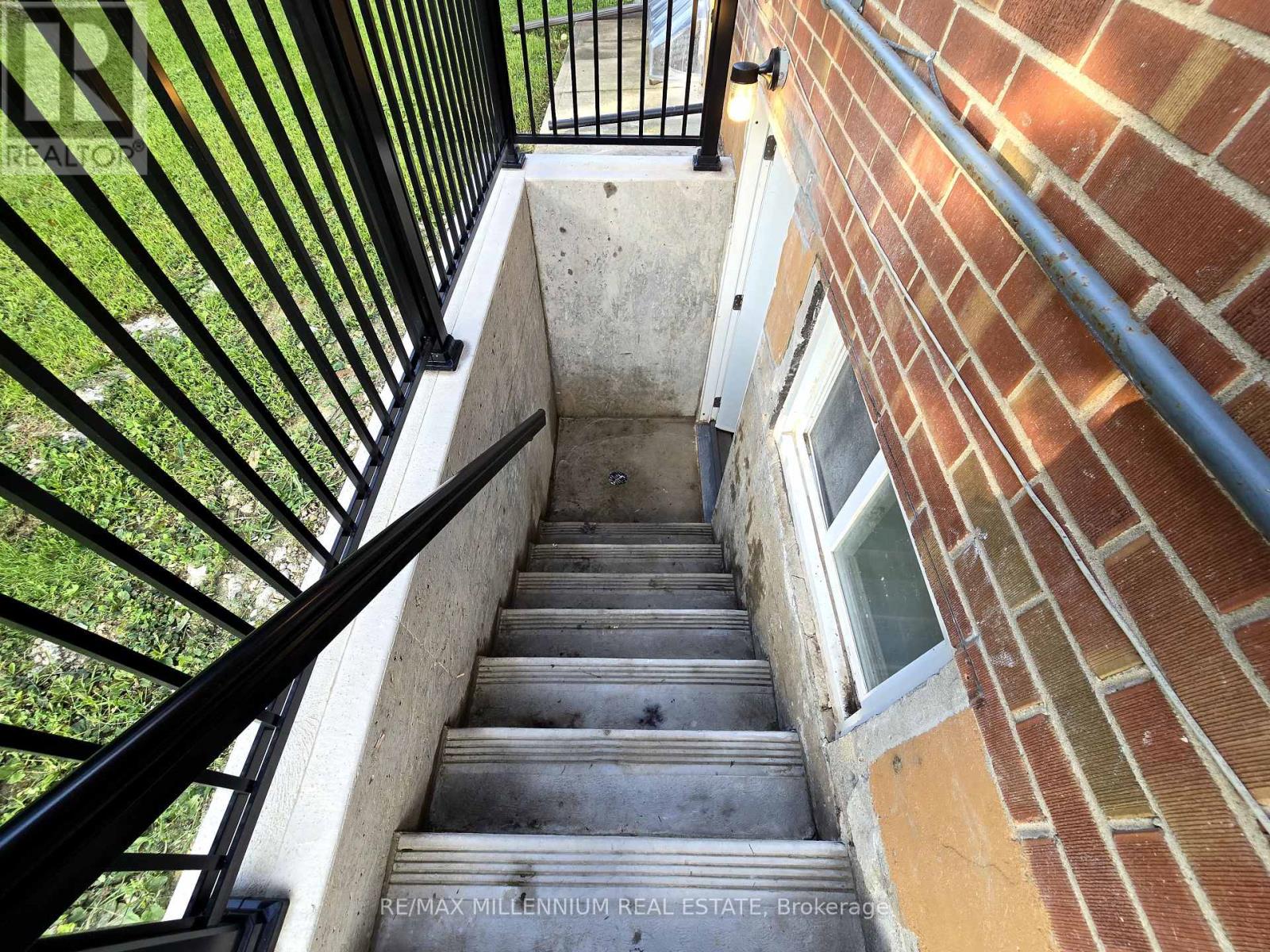 Photo 15 of 14 Charles Street, Brampton ON