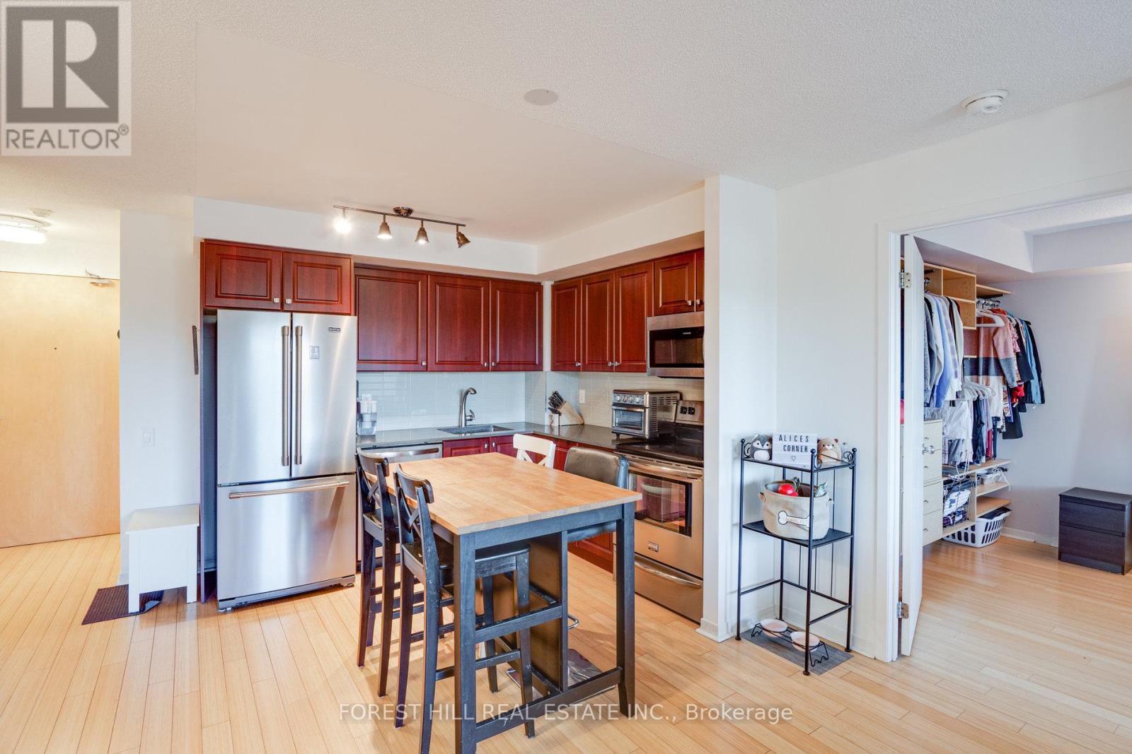 Photo 9 of 301 1040 The Queensway Avenue, Toronto ON