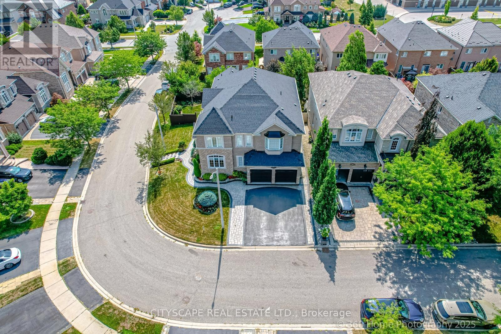 Photo 2 of 4 Hellyer Avenue, Brampton ON