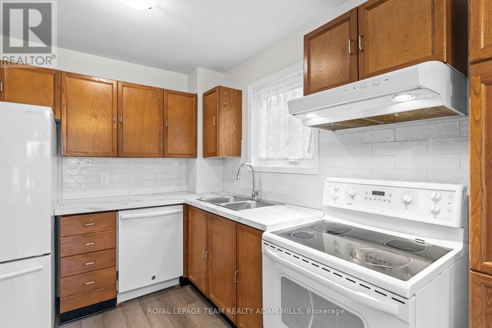 Photo 9 of 22 Fireside Crescent, Ottawa ON