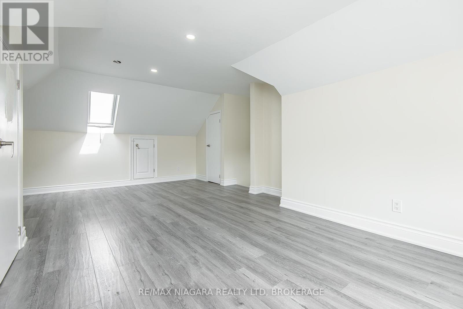 Photo 20 of 4607 Nelson Crescent, Niagara Falls ON