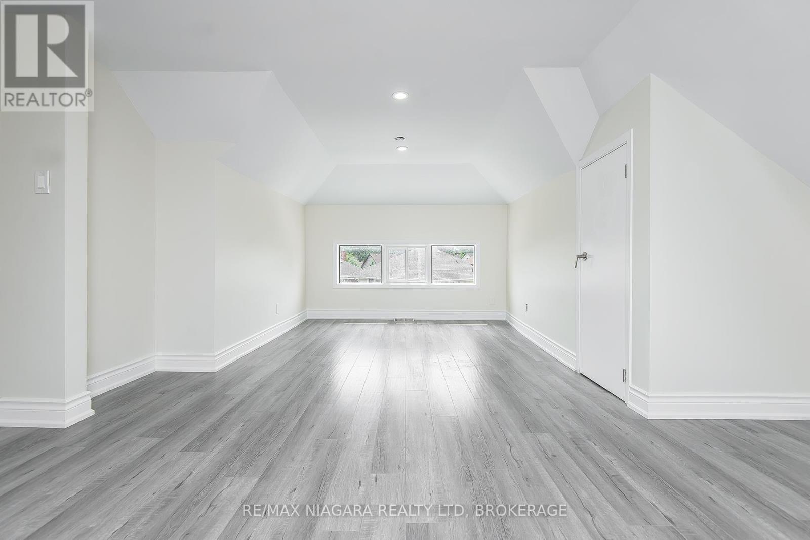 Photo 19 of 4607 Nelson Crescent, Niagara Falls ON