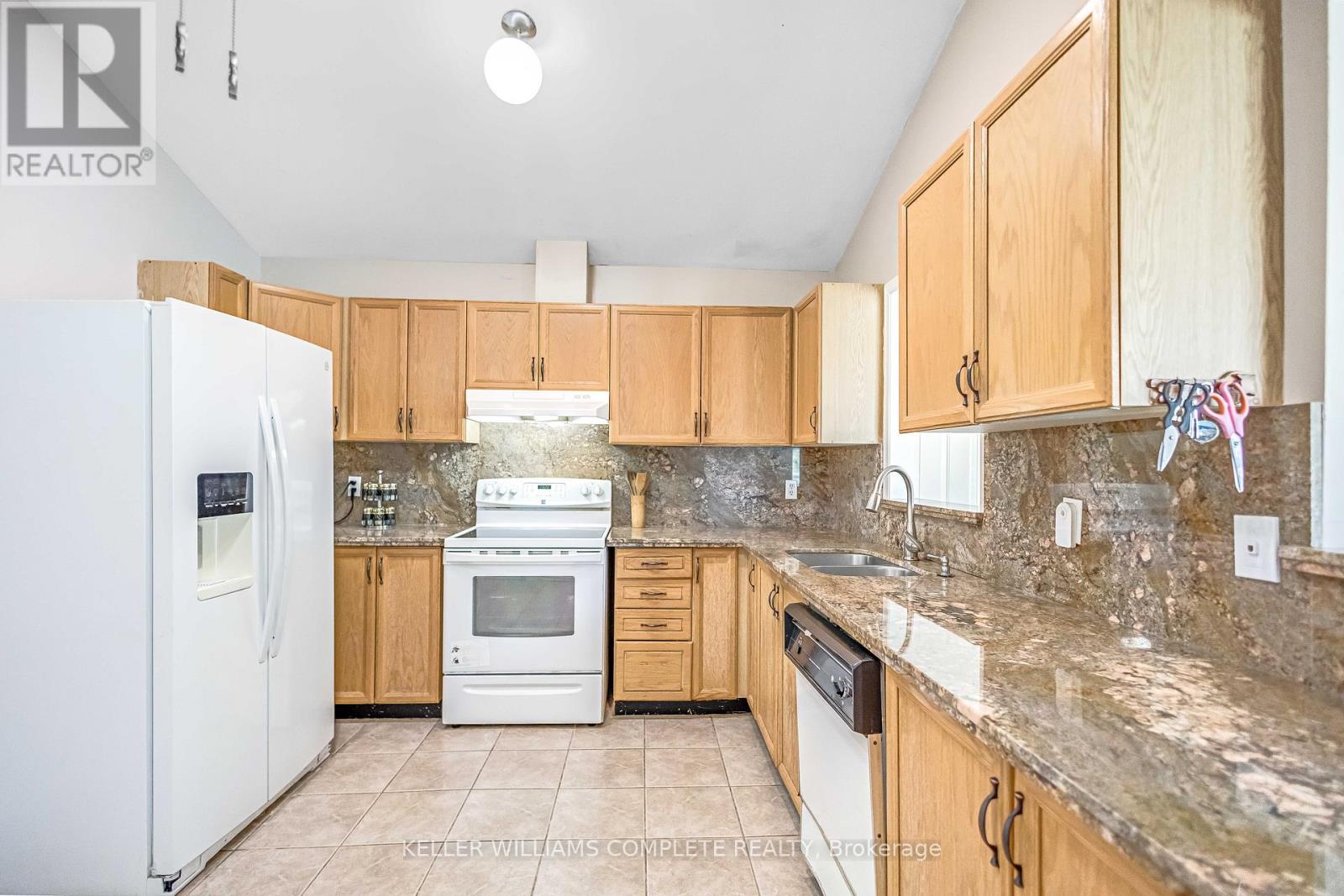 Photo 11 of 375 Silverbirch Boulevard, Hamilton ON