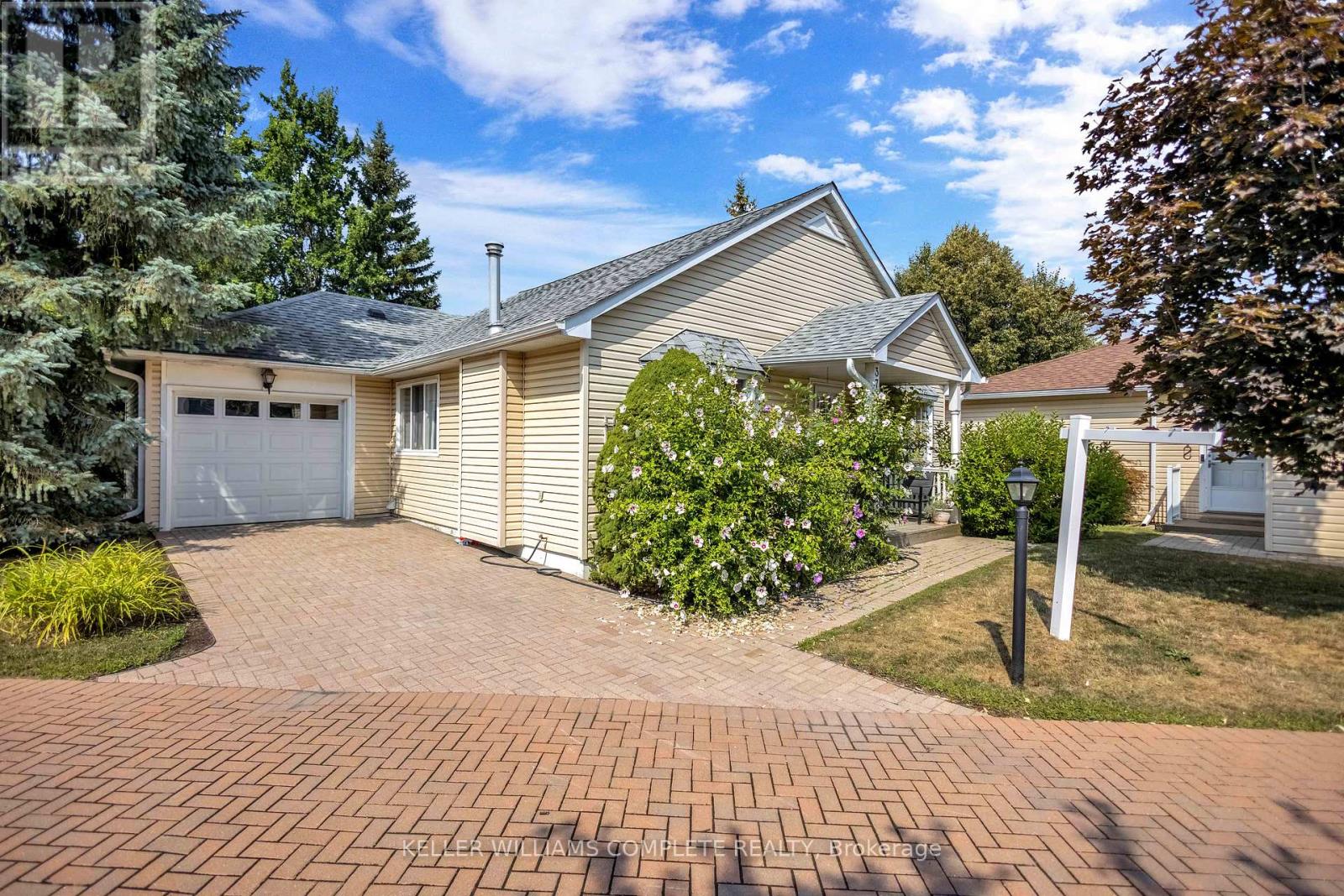 Photo 3 of 375 Silverbirch Boulevard, Hamilton ON