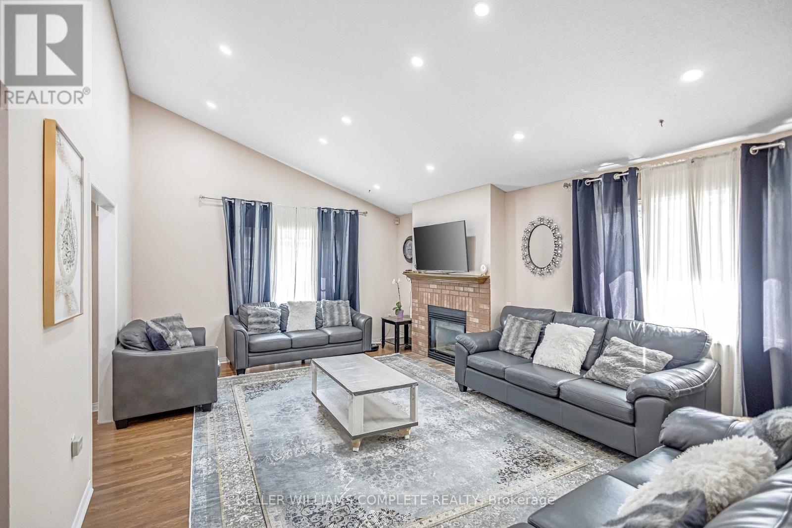 Photo 6 of 375 Silverbirch Boulevard, Hamilton ON