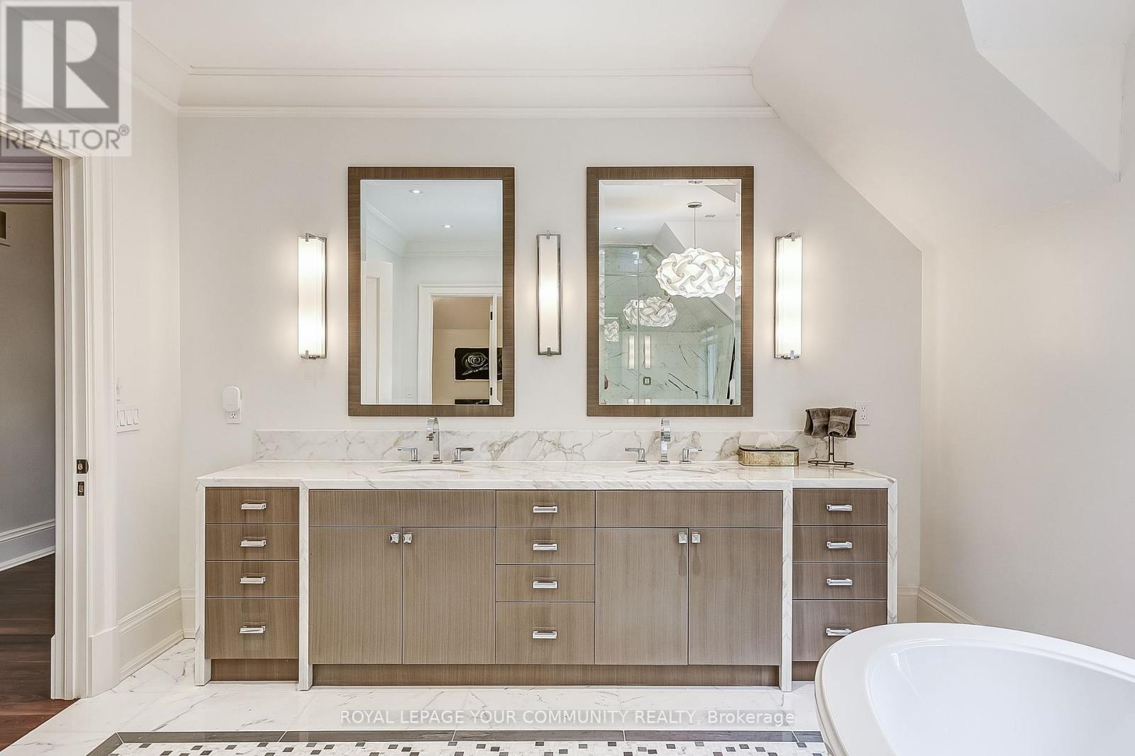 Photo 22 of 222 St Leonards Avenue, Toronto ON
