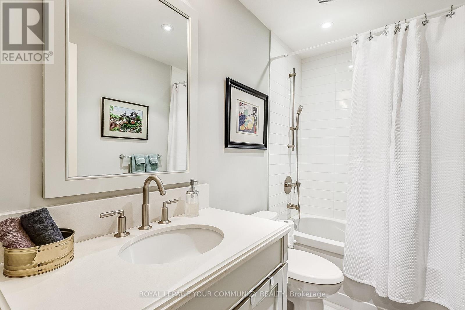 Photo 26 of 222 St Leonards Avenue, Toronto ON