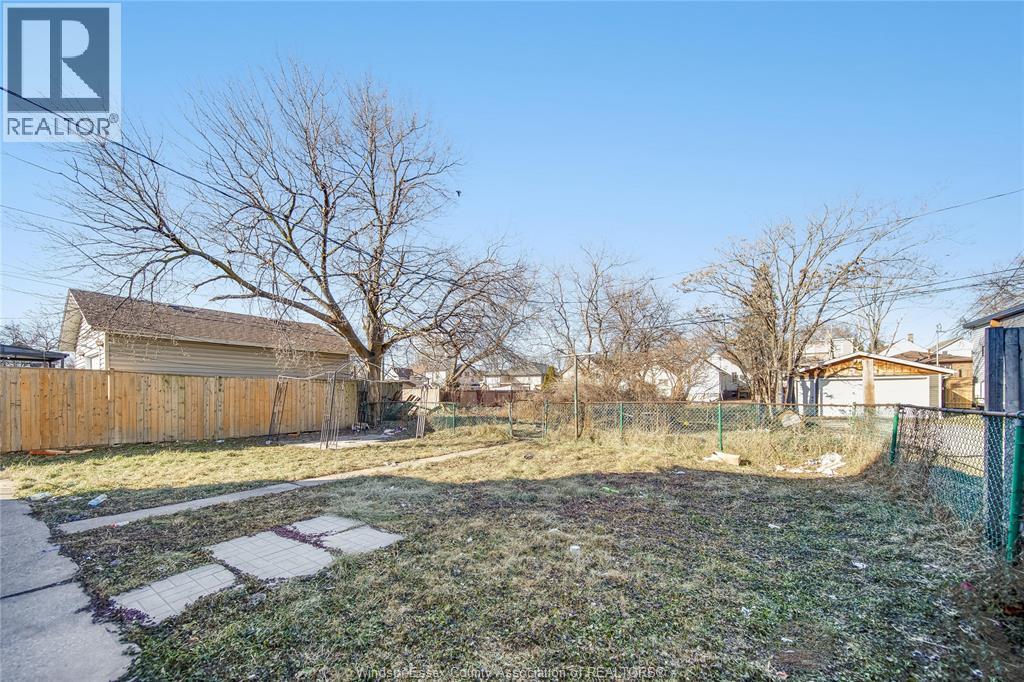 Photo 3 of 756 Brant Street, Windsor ON