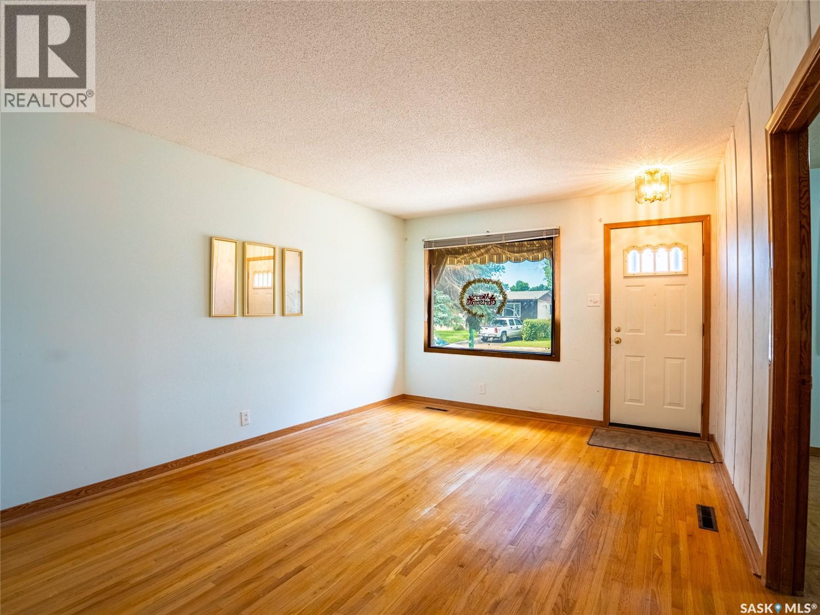 Photo 3 of 1737 Regent Street, Regina SK