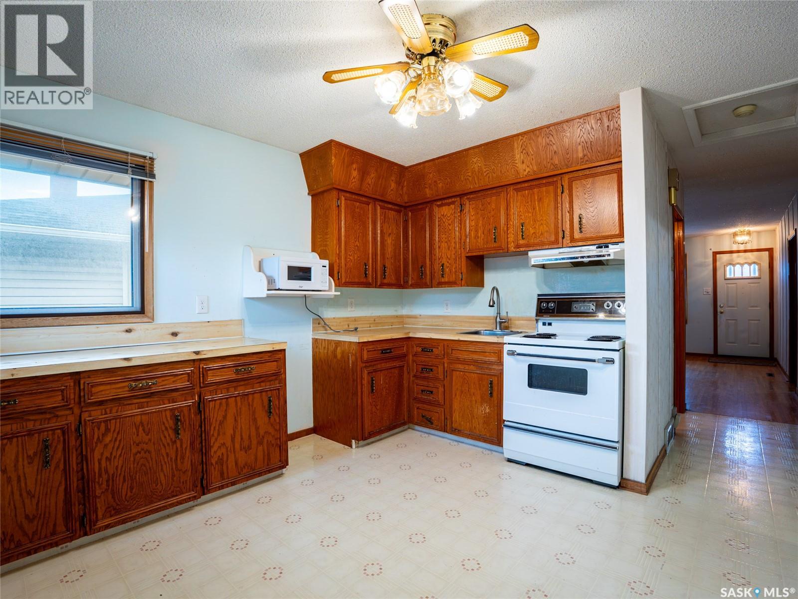 Photo 6 of 1737 Regent Street, Regina SK