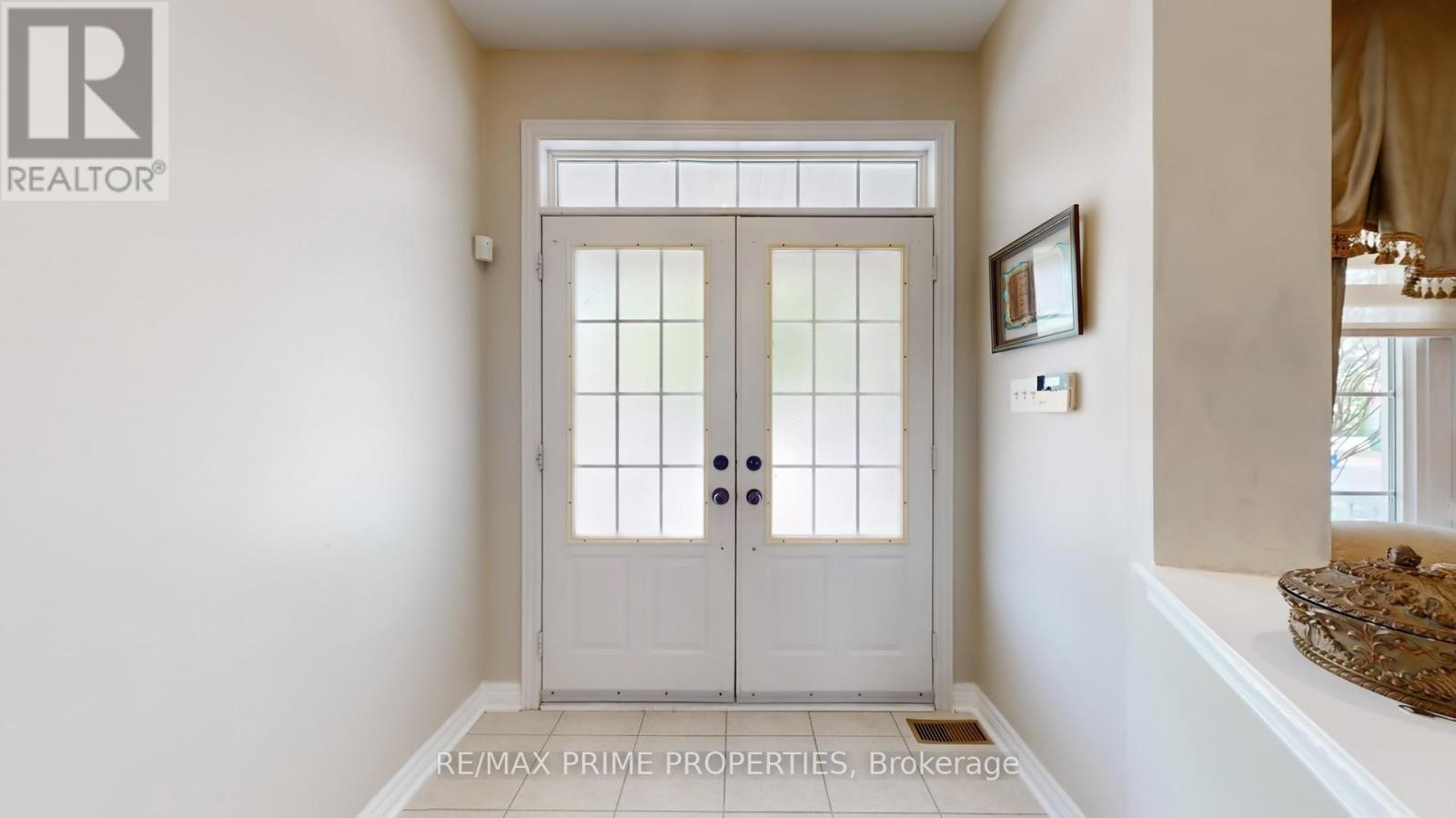 Photo 3 of 13 Lundy Drive, Markham ON