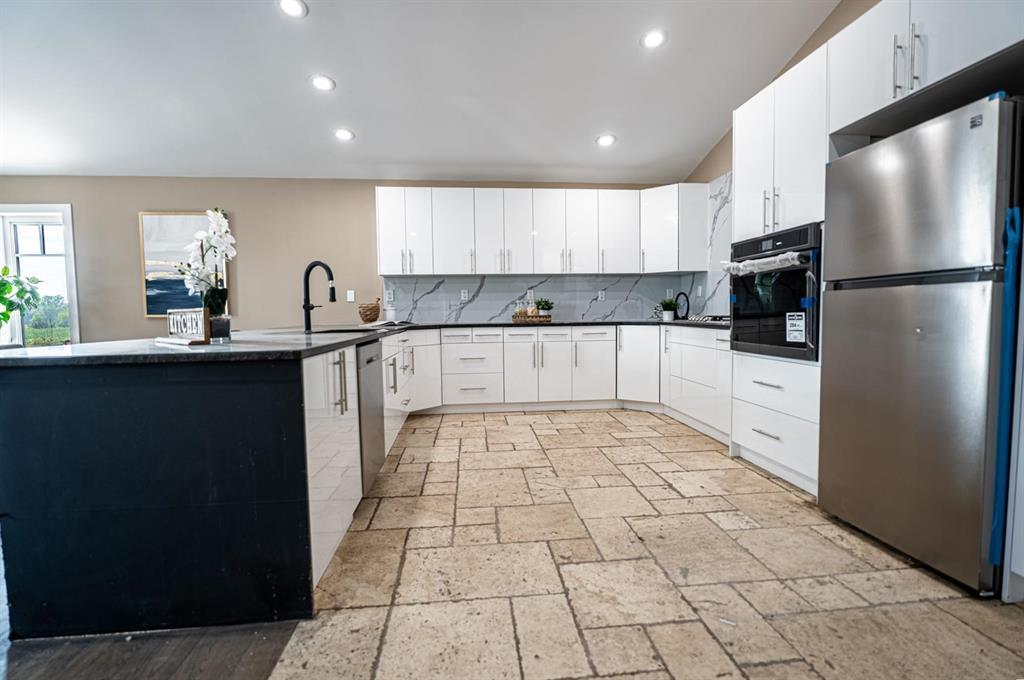 Photo 10 of 949 Strathnaver Avenue, Selkirk MB