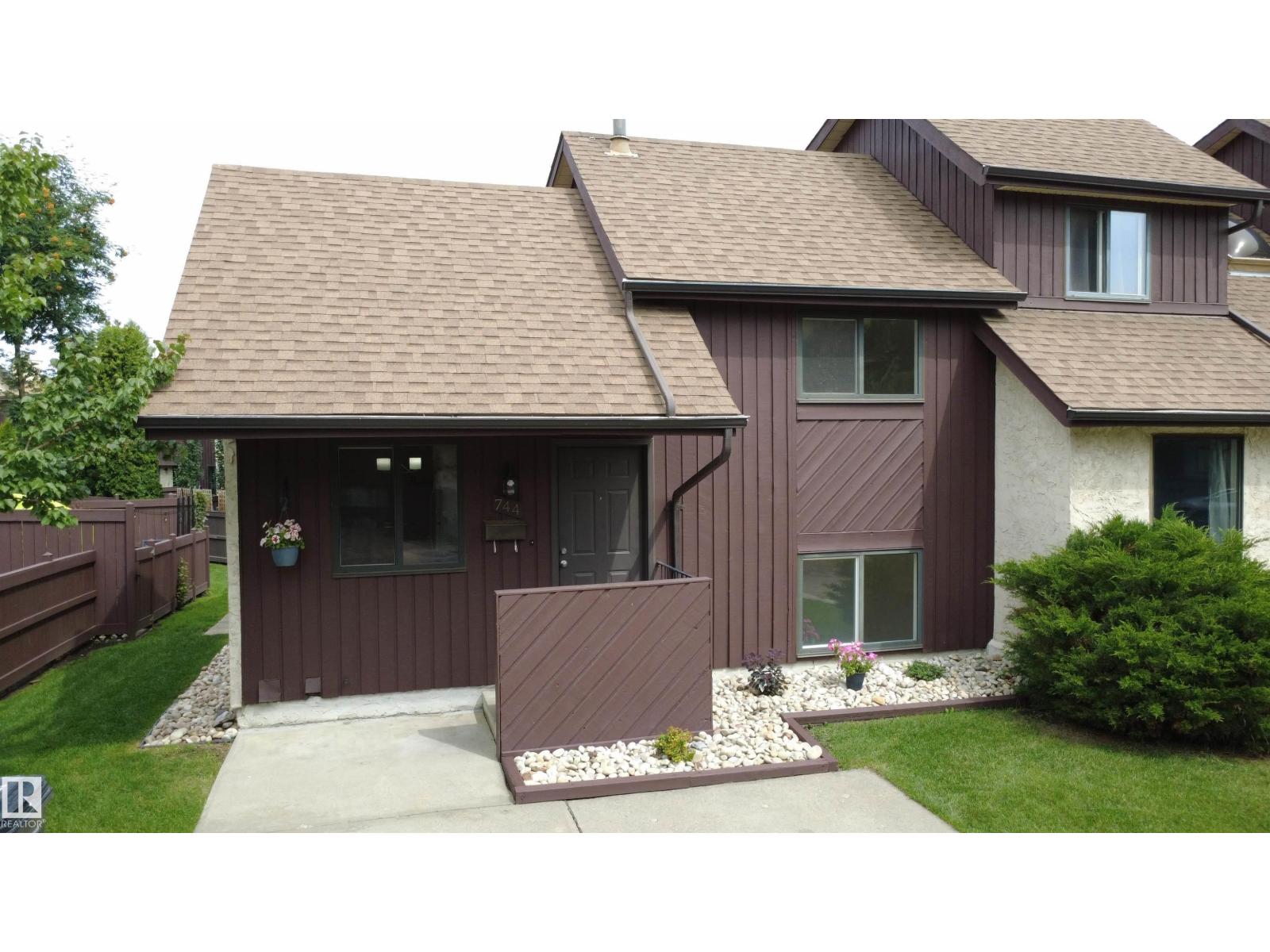 Photo 2 of 744 Saddleback Rd Nw, Edmonton AB