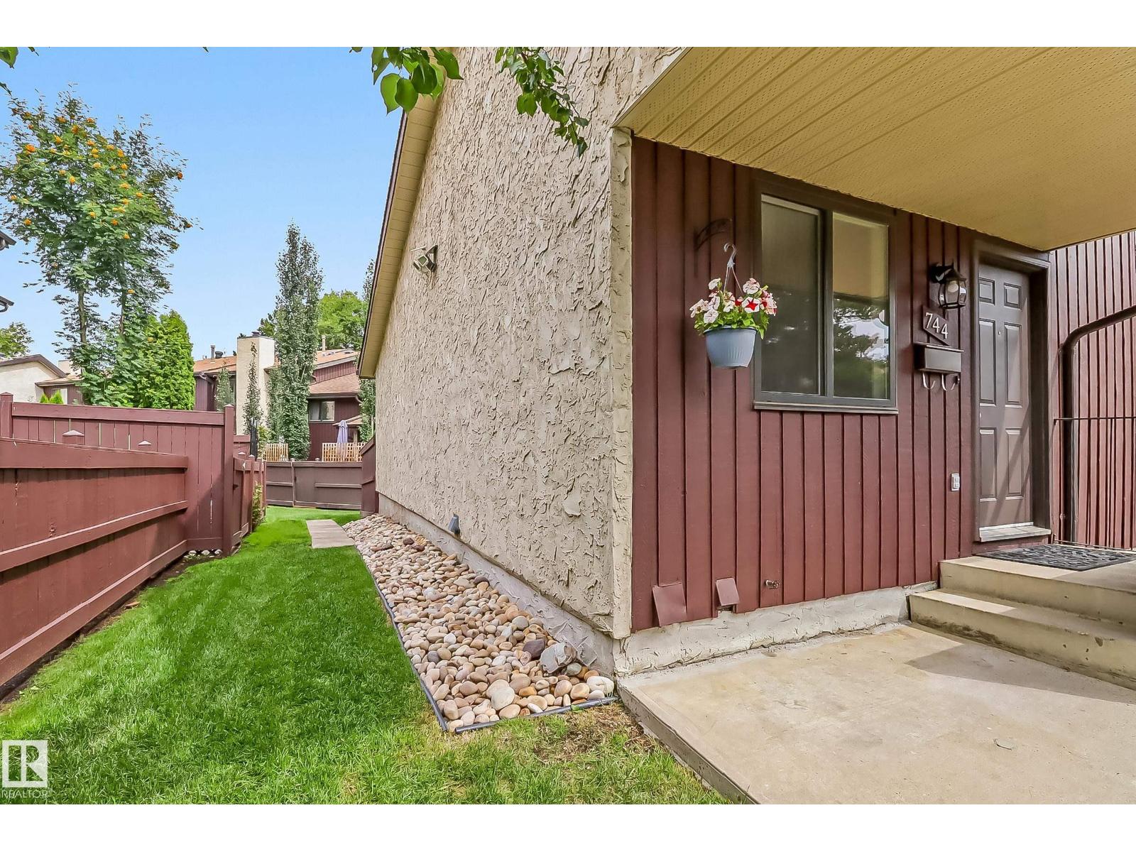 Photo 13 of 744 Saddleback Rd Nw, Edmonton AB