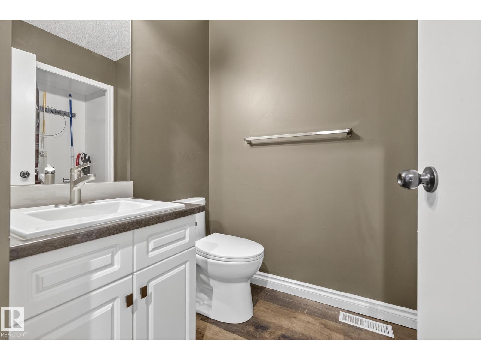 Photo 1 of 11421 118 St Nw, Edmonton AB