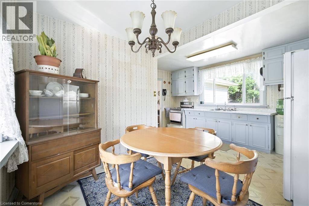 Photo 10 of 572 Parkside Drive, Waterdown ON