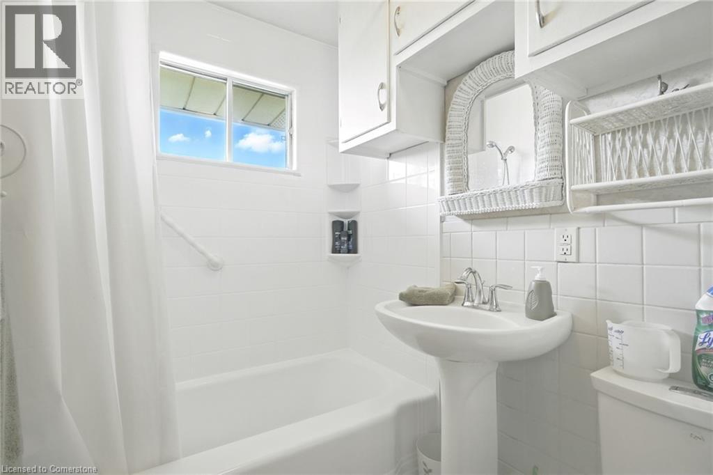 Photo 16 of 572 Parkside Drive, Waterdown ON