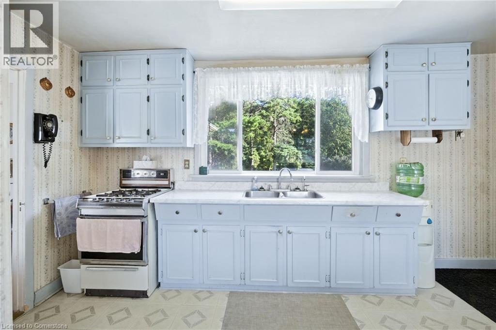 Photo 6 of 572 Parkside Drive, Waterdown ON