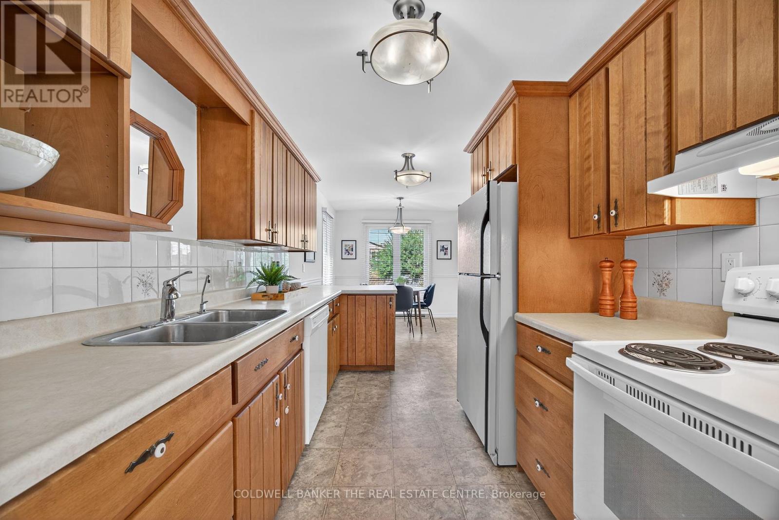 Photo 11 of 461 Sandford Street, Newmarket ON