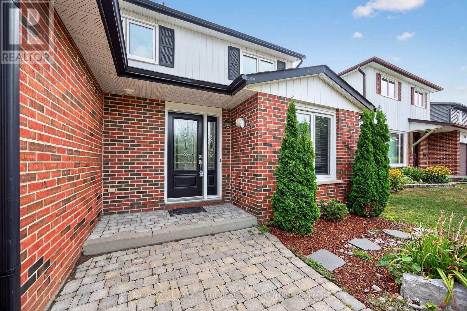 Photo 3 of 461 Sandford Street, Newmarket ON