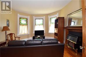 Photo 4 of 40 Oak Street, Collingwood ON
