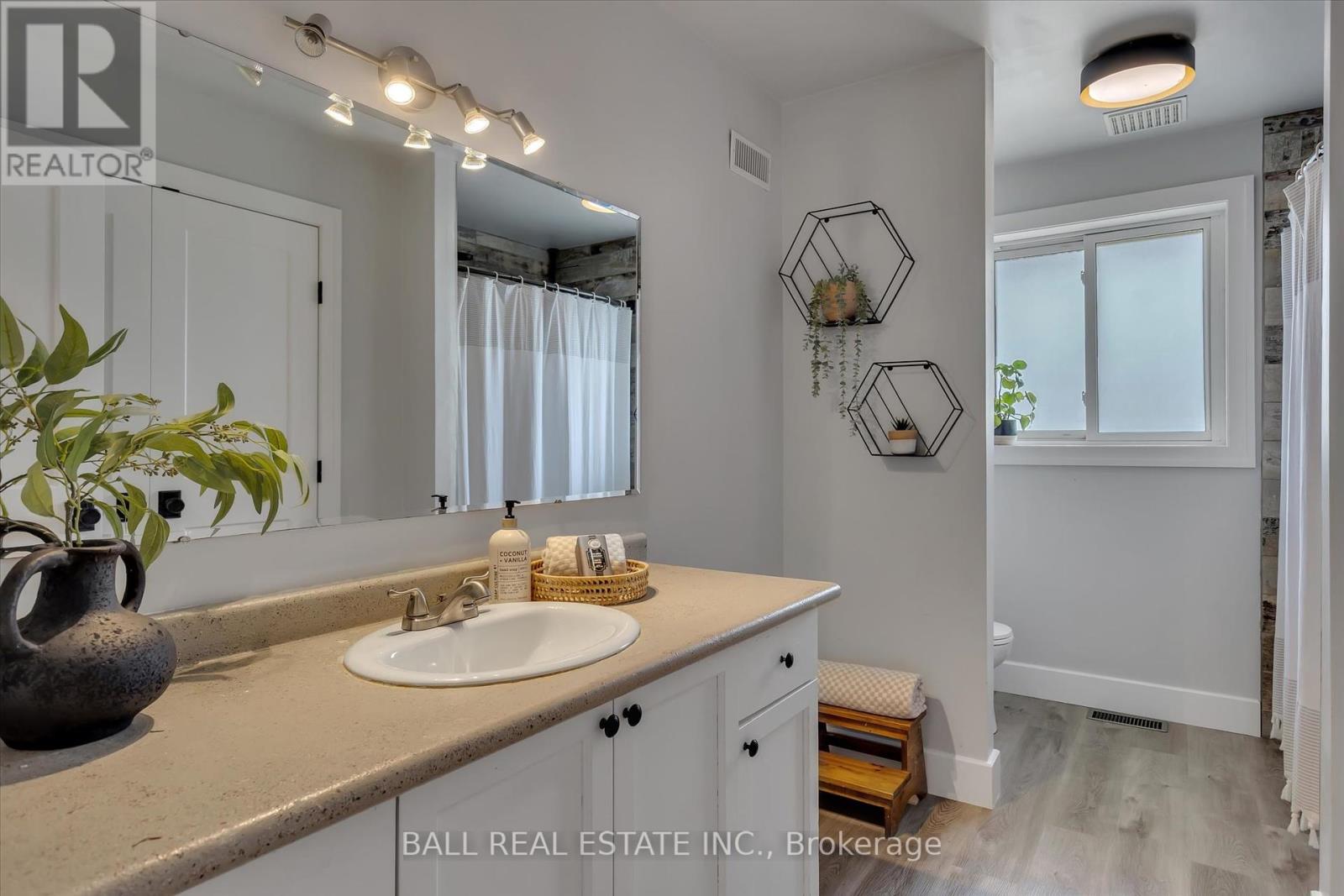 Photo 16 of 233 Lonsberry Lane, Dourodummer ON