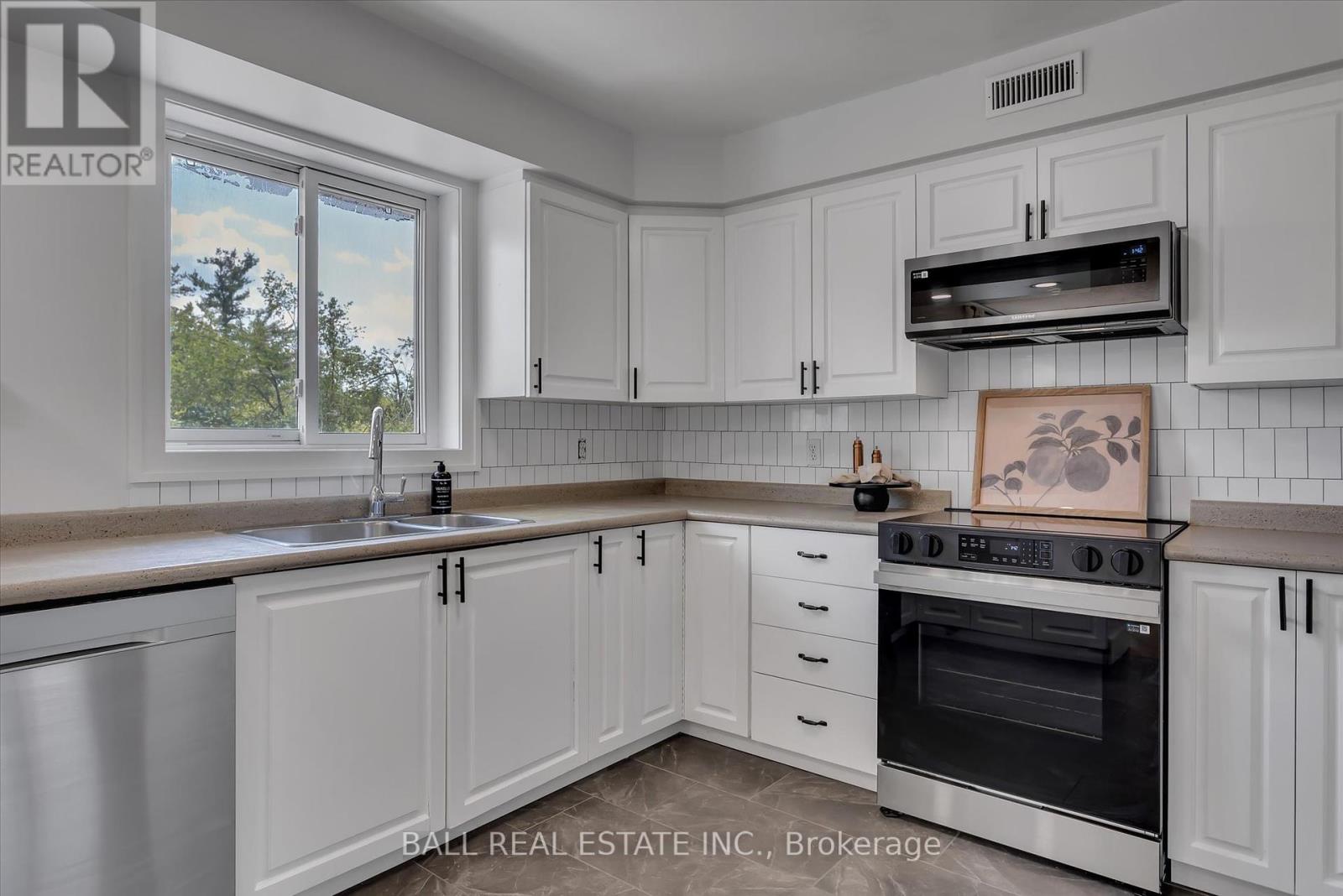 Photo 8 of 233 Lonsberry Lane, Dourodummer ON