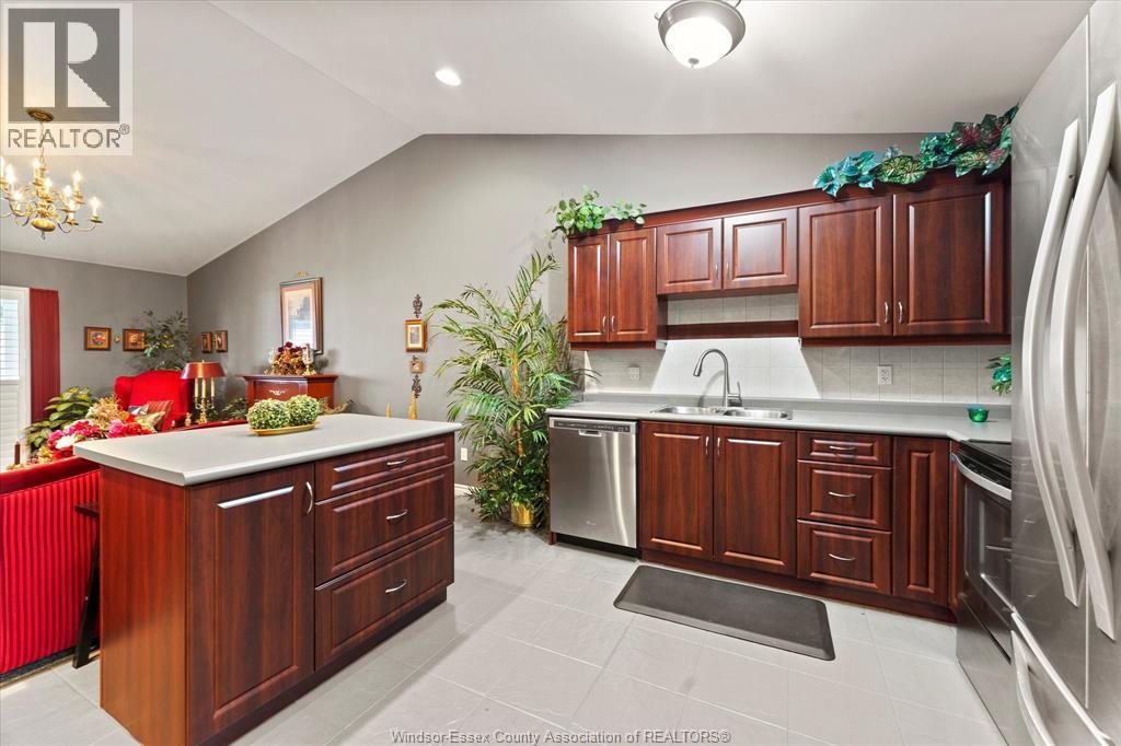 Photo 4 of 1929 Venetian, Windsor ON