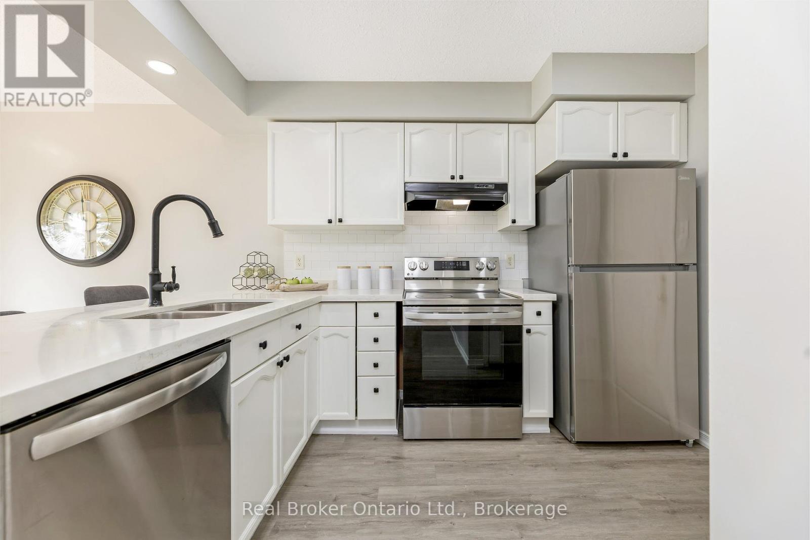 Photo 14 of 122 Silurian Drive, Guelph ON