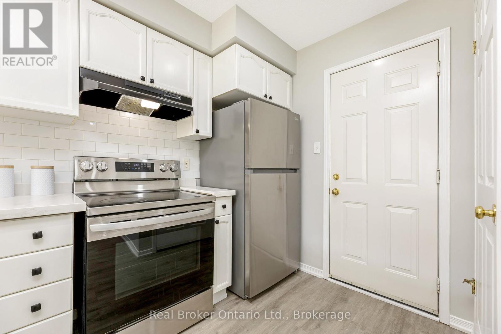 Photo 16 of 122 Silurian Drive, Guelph ON