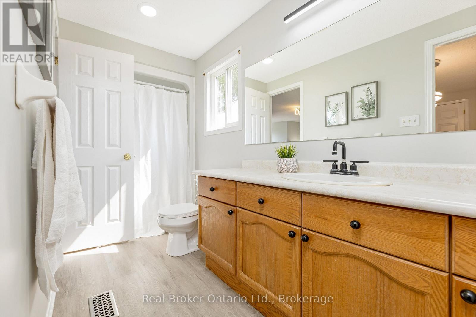 Photo 20 of 122 Silurian Drive, Guelph ON