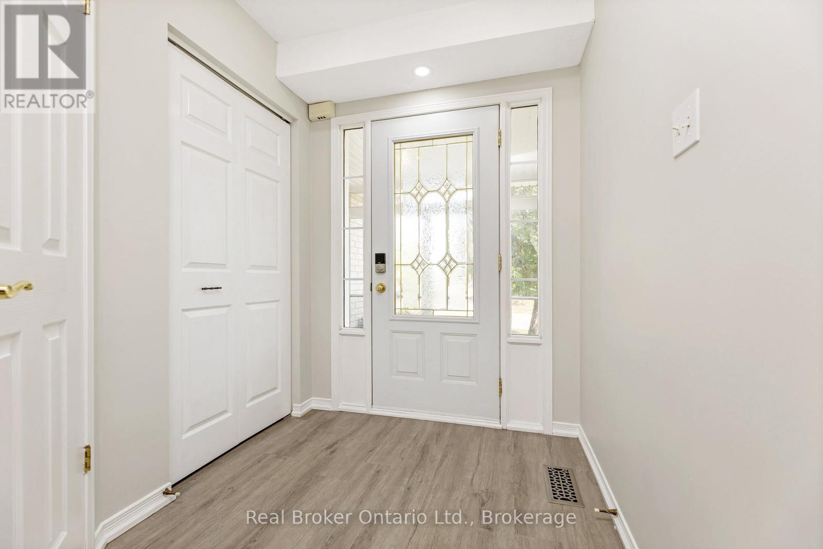Photo 7 of 122 Silurian Drive, Guelph ON