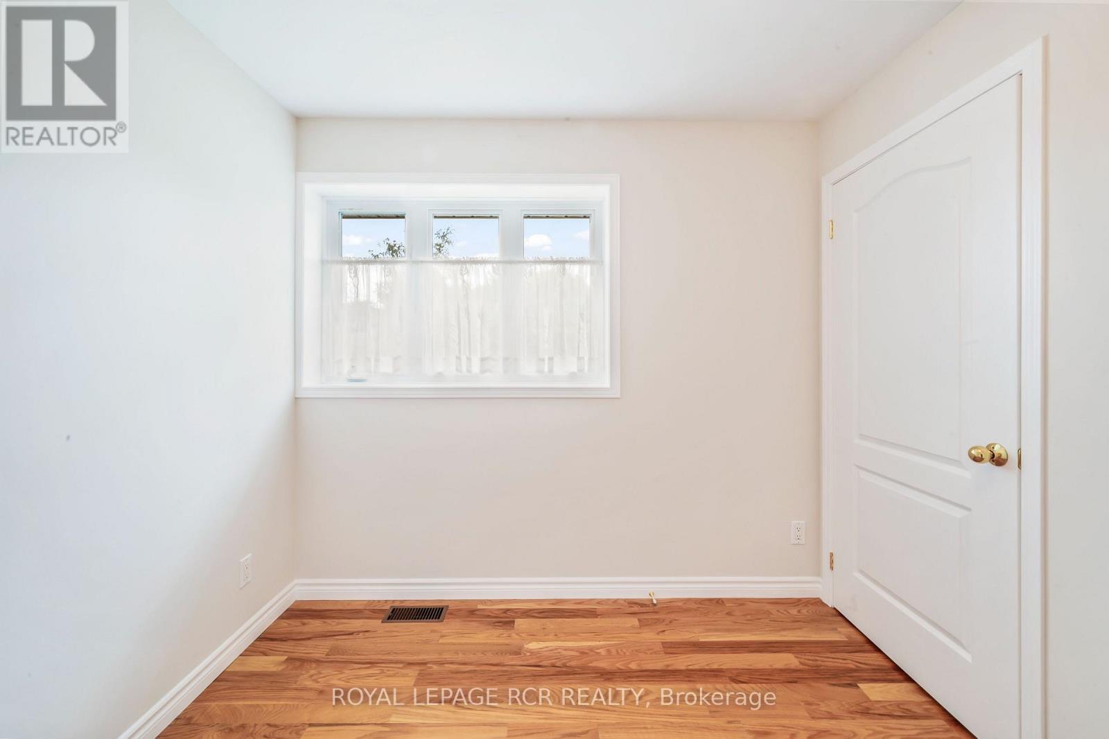 Photo 17 of 25 Banting Drive, Orangeville ON