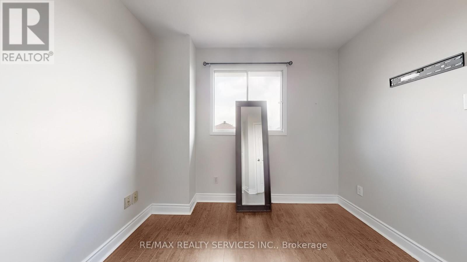 Photo 8 of 5231 Astwell Avenue, Mississauga ON