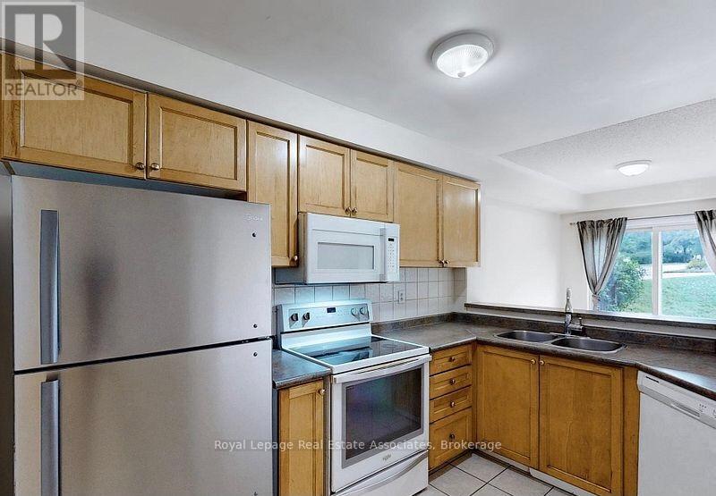 Photo 3 of 102 5260 Mcfarren Boulevard, Mississauga ON