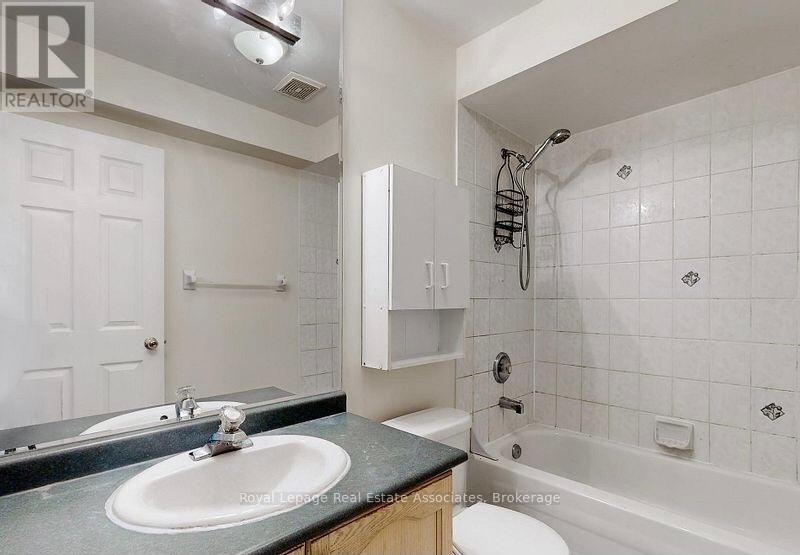 Photo 4 of 102 5260 Mcfarren Boulevard, Mississauga ON