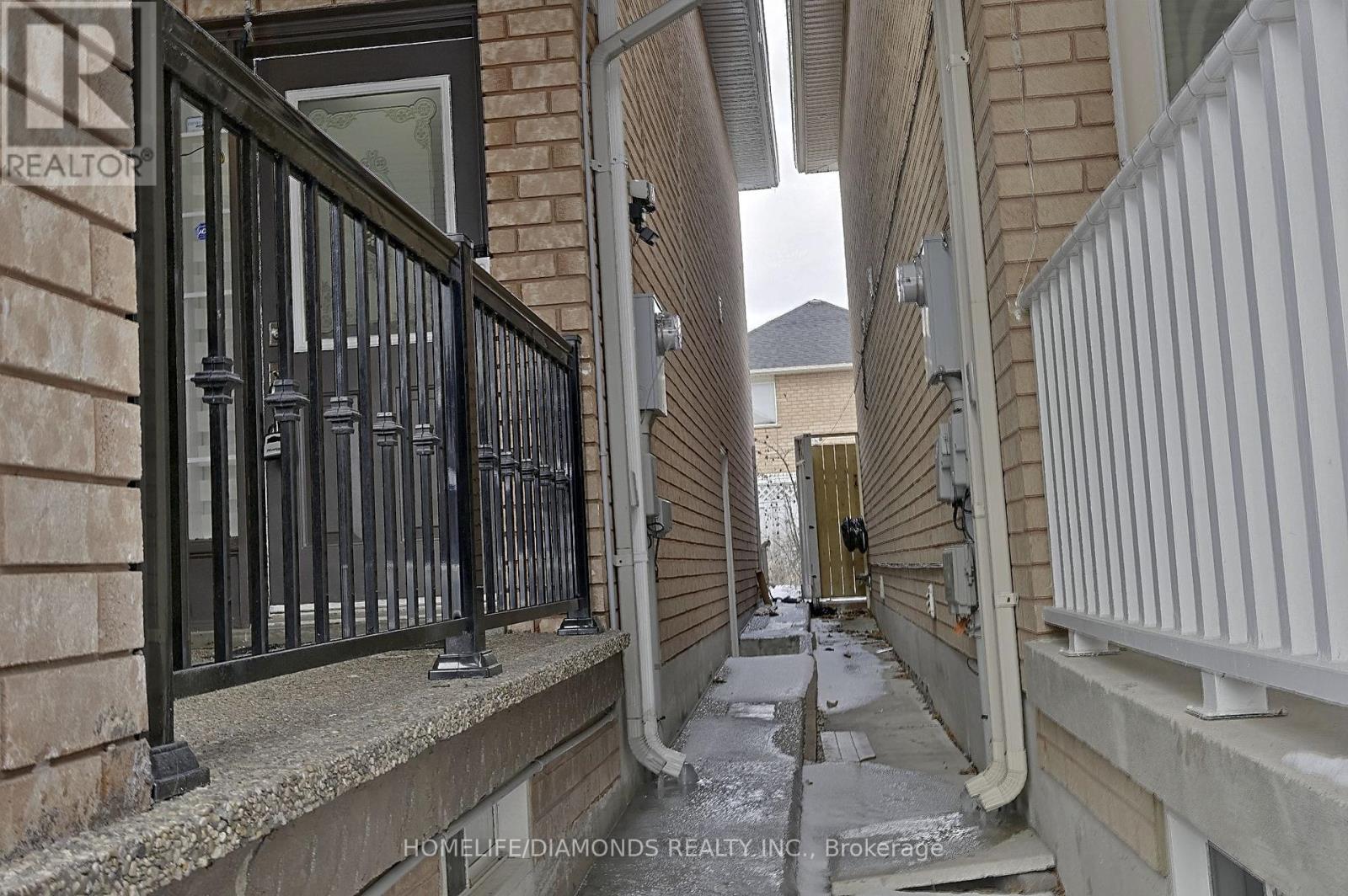 Photo 2 of 25 Golden Eagle Road, Brampton ON