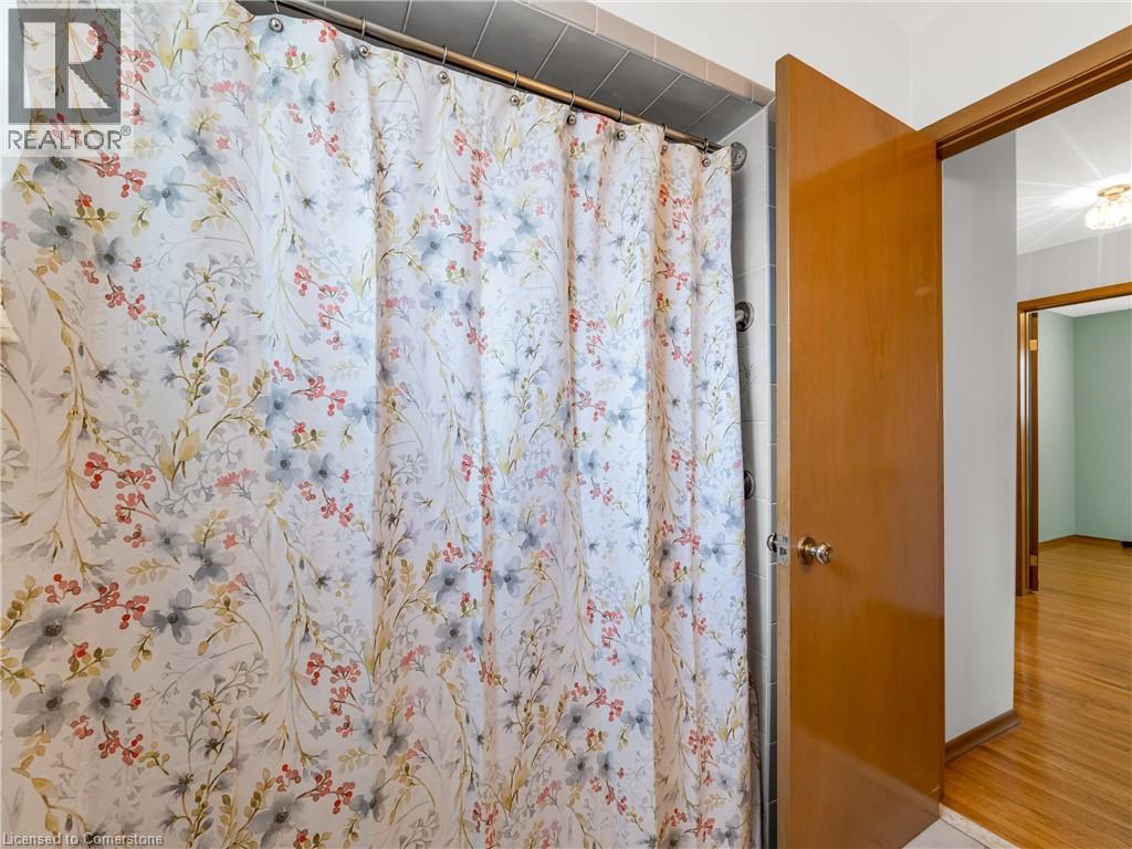Photo 18 of 31 Kilbourn Avenue, Stoney Creek ON