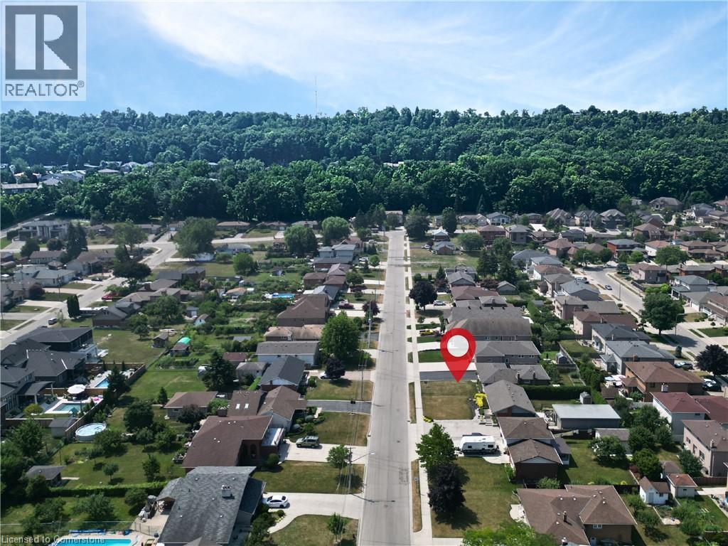 Photo 3 of 31 Kilbourn Avenue, Stoney Creek ON