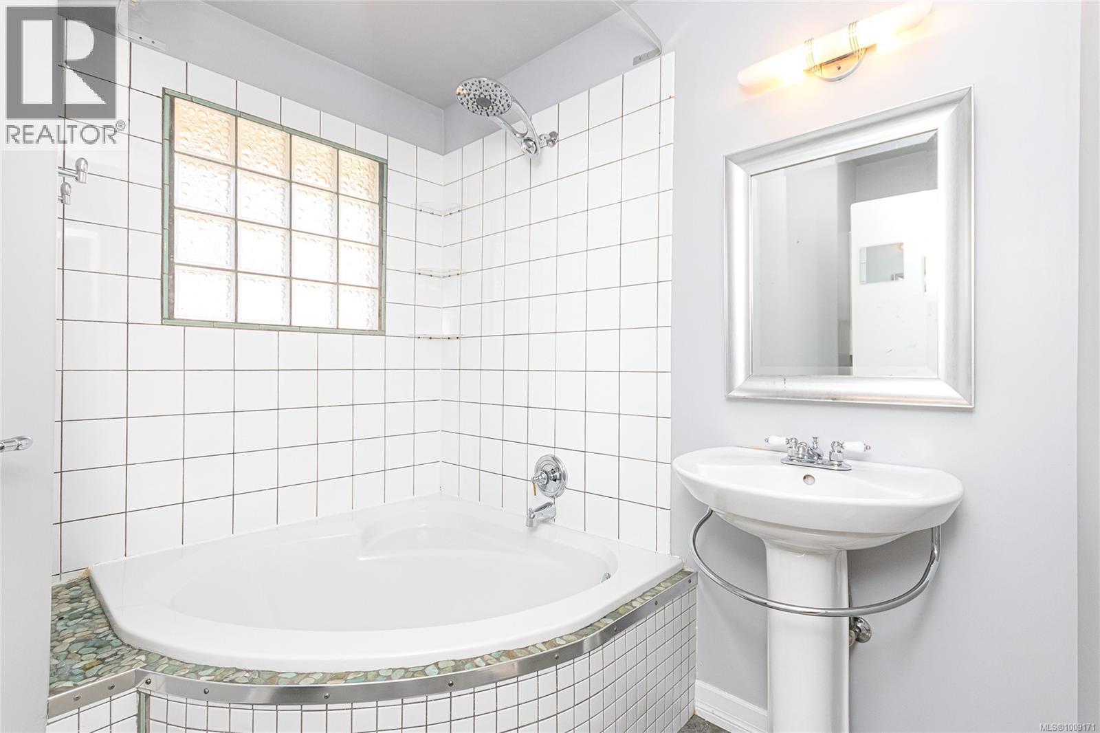 Photo 13 of 745 Newbury St, Saanich BC