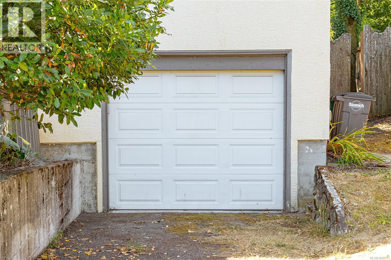 Photo 2 of 745 Newbury St, Saanich BC