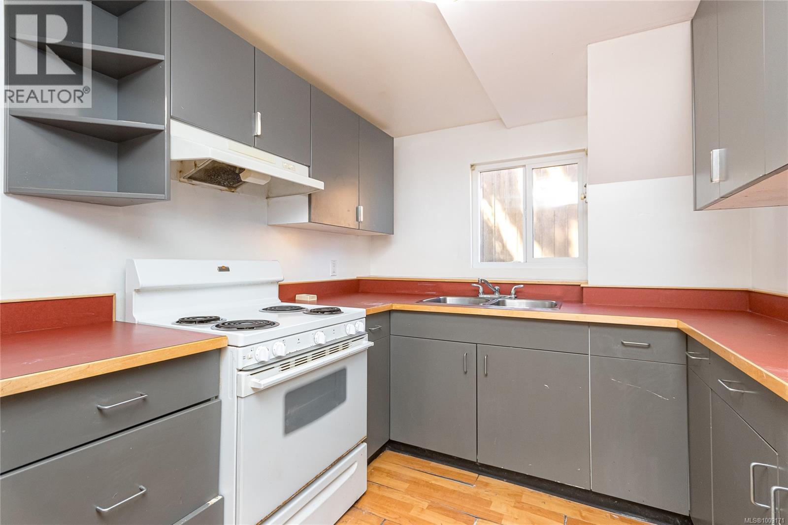 Photo 21 of 745 Newbury St, Saanich BC