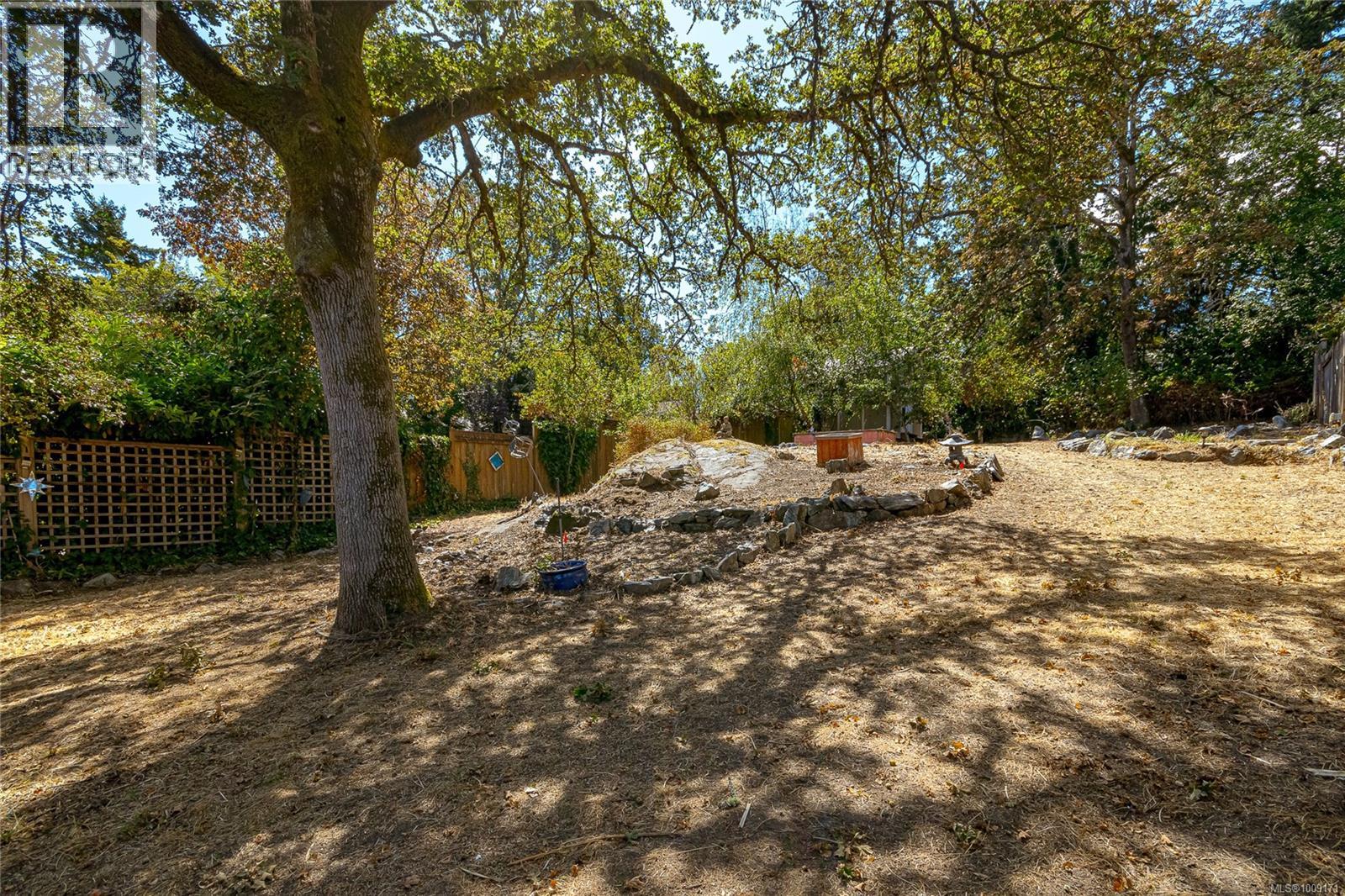 Photo 25 of 745 Newbury St, Saanich BC