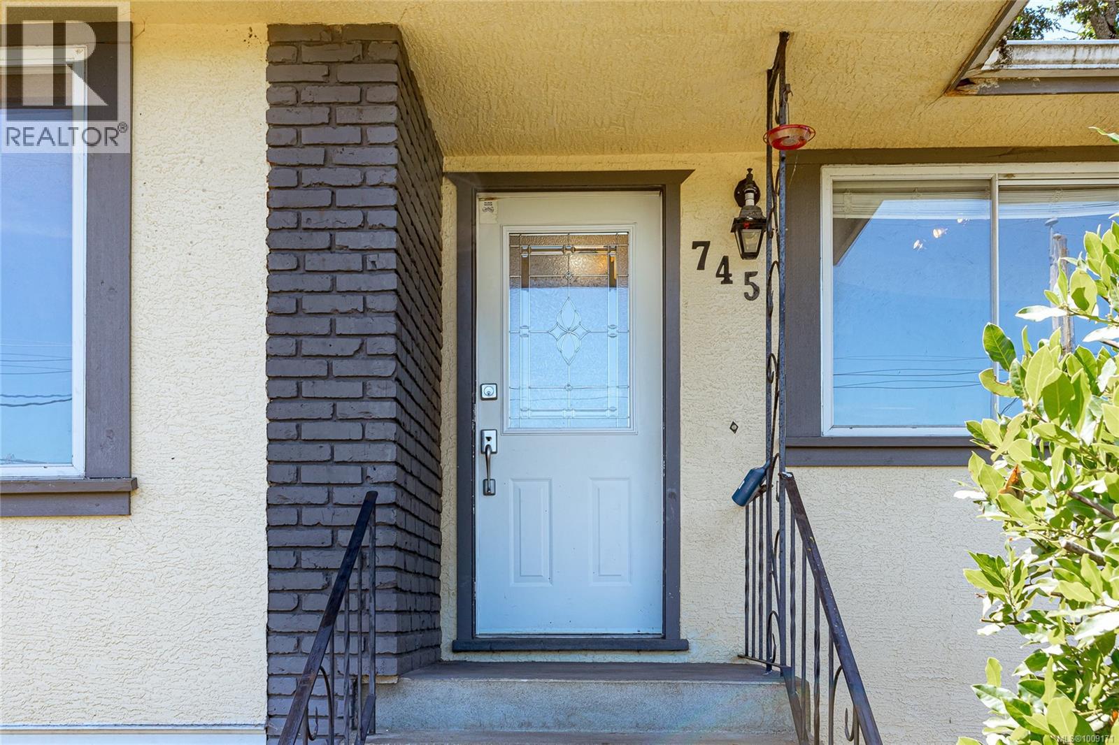 Photo 3 of 745 Newbury St, Saanich BC
