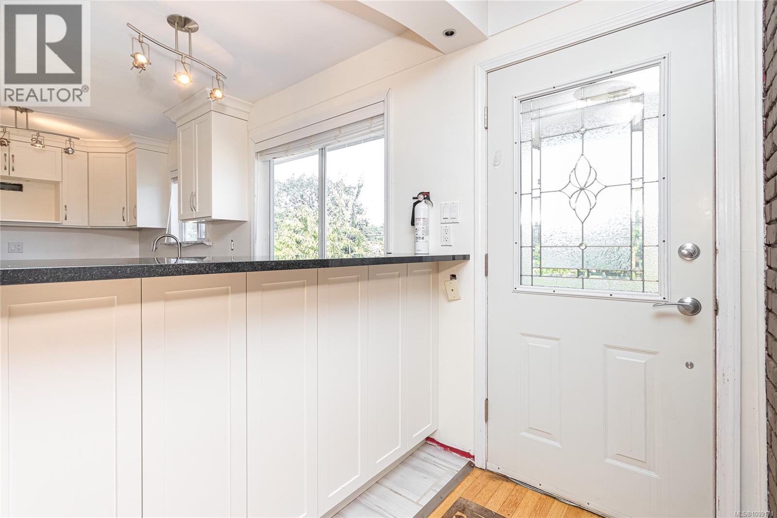 Photo 4 of 745 Newbury St, Saanich BC