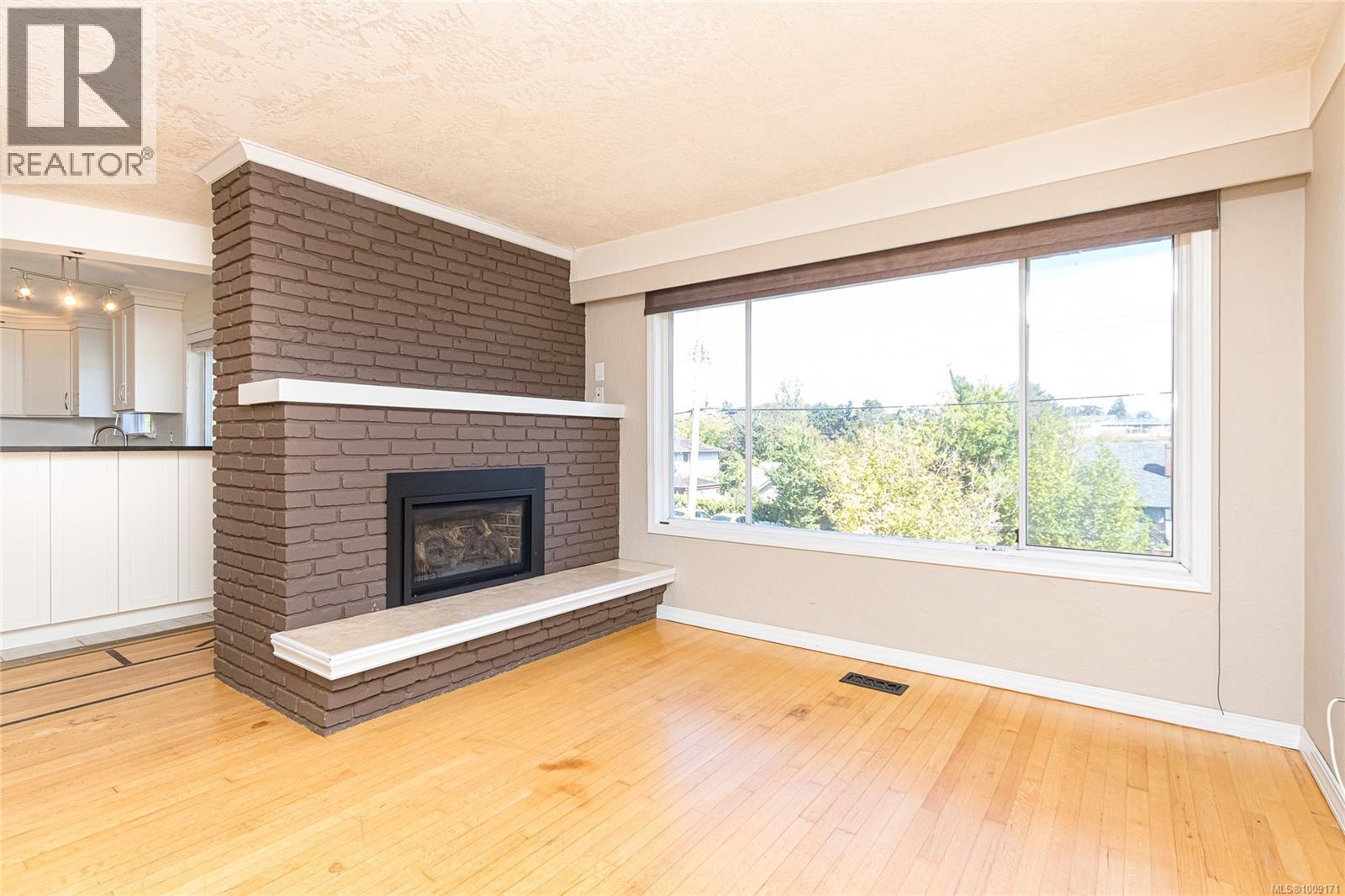 Photo 5 of 745 Newbury St, Saanich BC