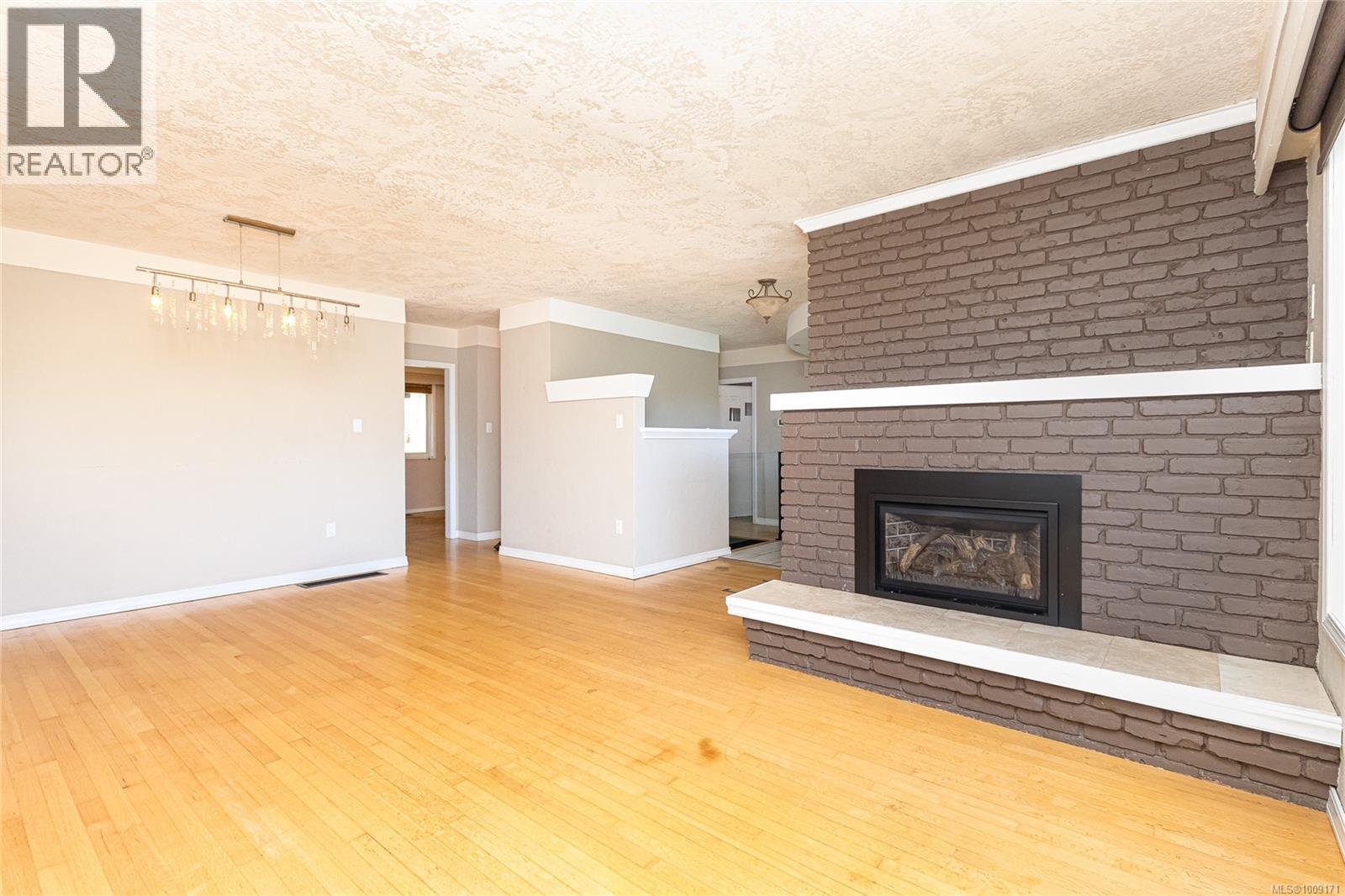 Photo 6 of 745 Newbury St, Saanich BC