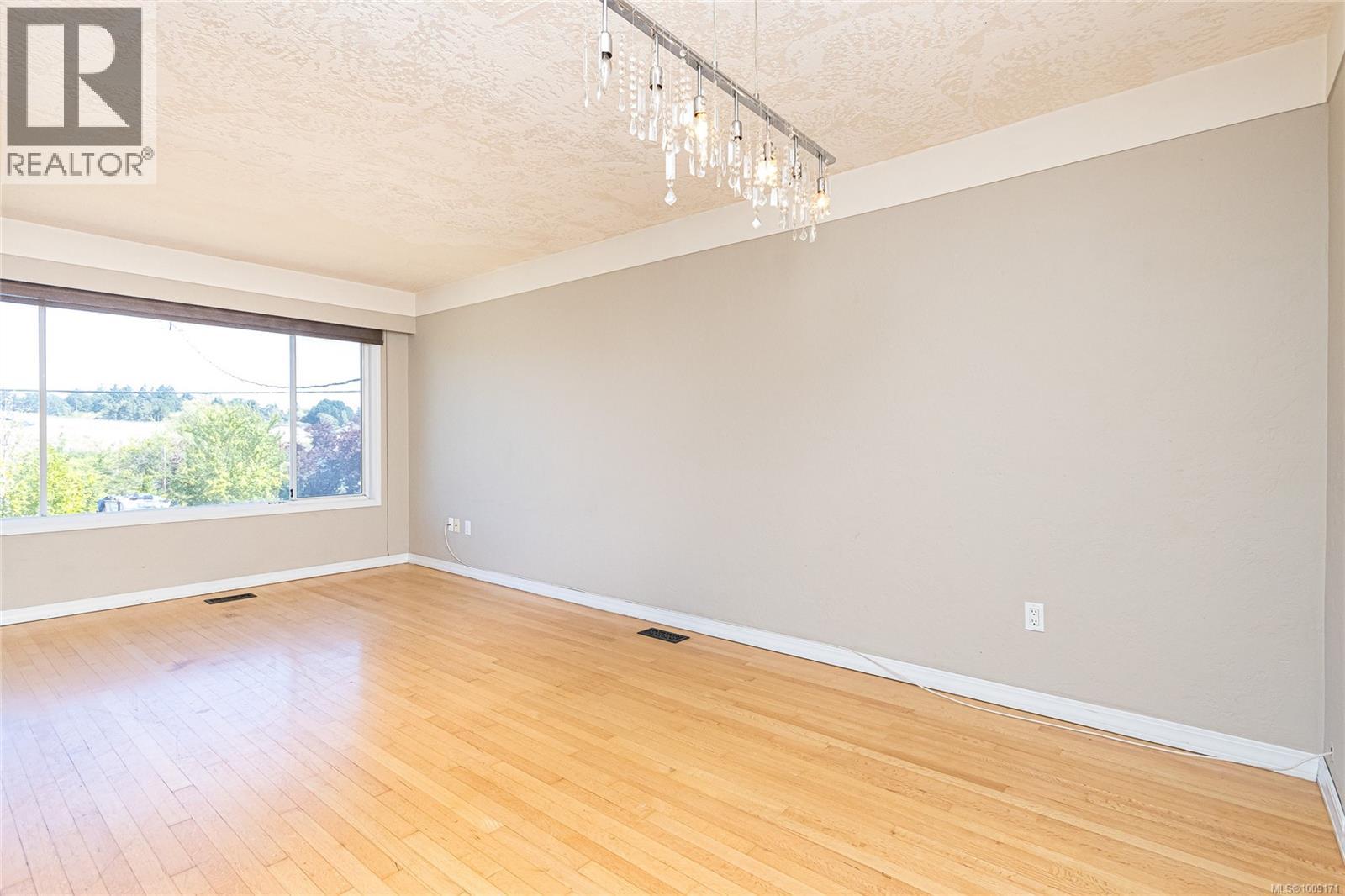 Photo 7 of 745 Newbury St, Saanich BC