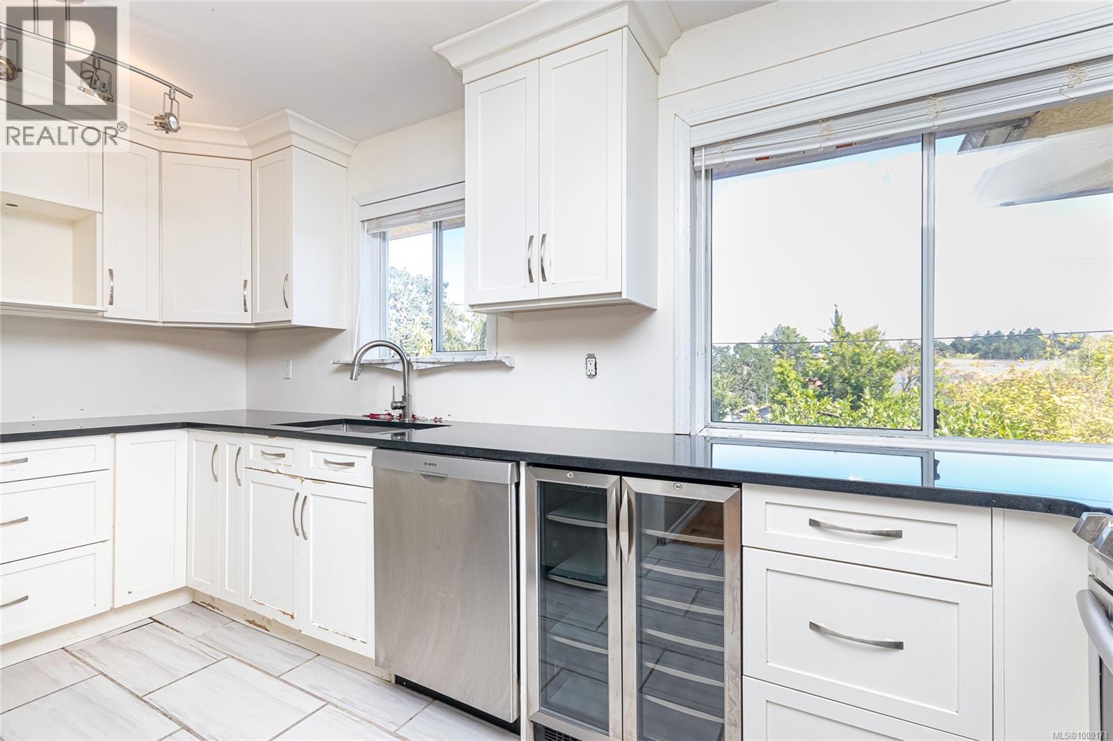 Photo 8 of 745 Newbury St, Saanich BC